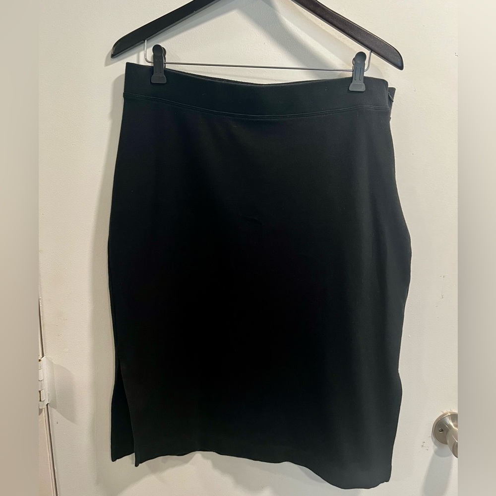Black Gap knee length pencil skirt with slits in size L
